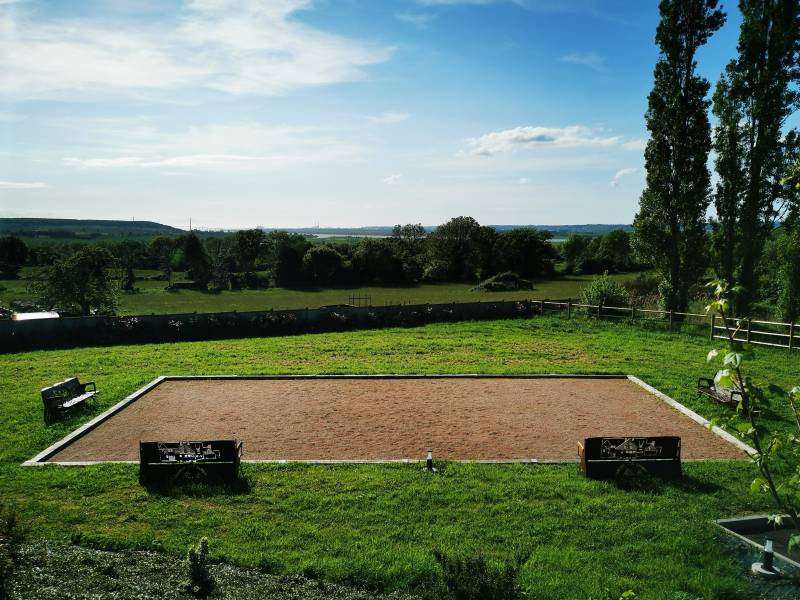 le Terrai de boules de 120 M2 du manoir Néo Normand